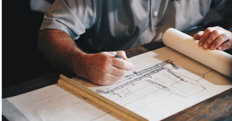 Architekt zeichnet eine Skizze